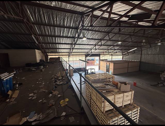 1,265M² WAREHOUSE TO LET IN JET PARK